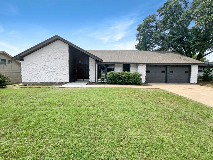 Property Photo: 3925 Wedgworth Road S TX 76133