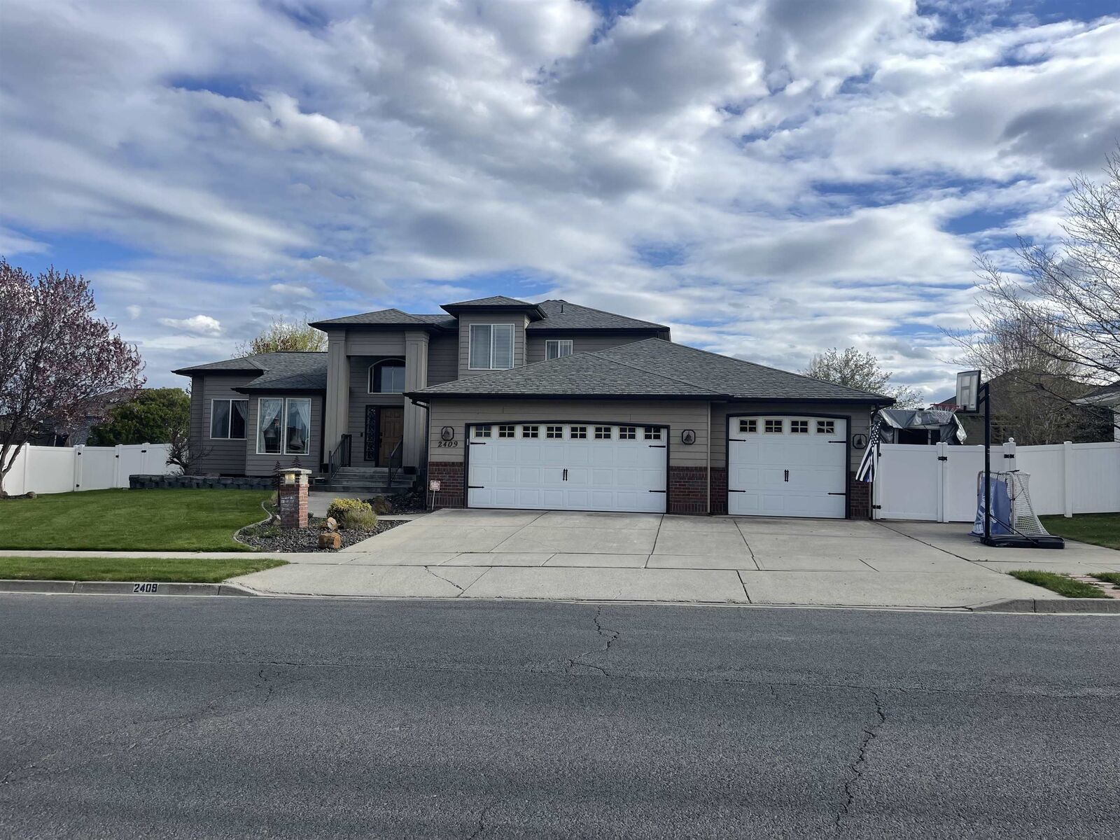 Property Photo: 2409 W Cascade Way WA 99208