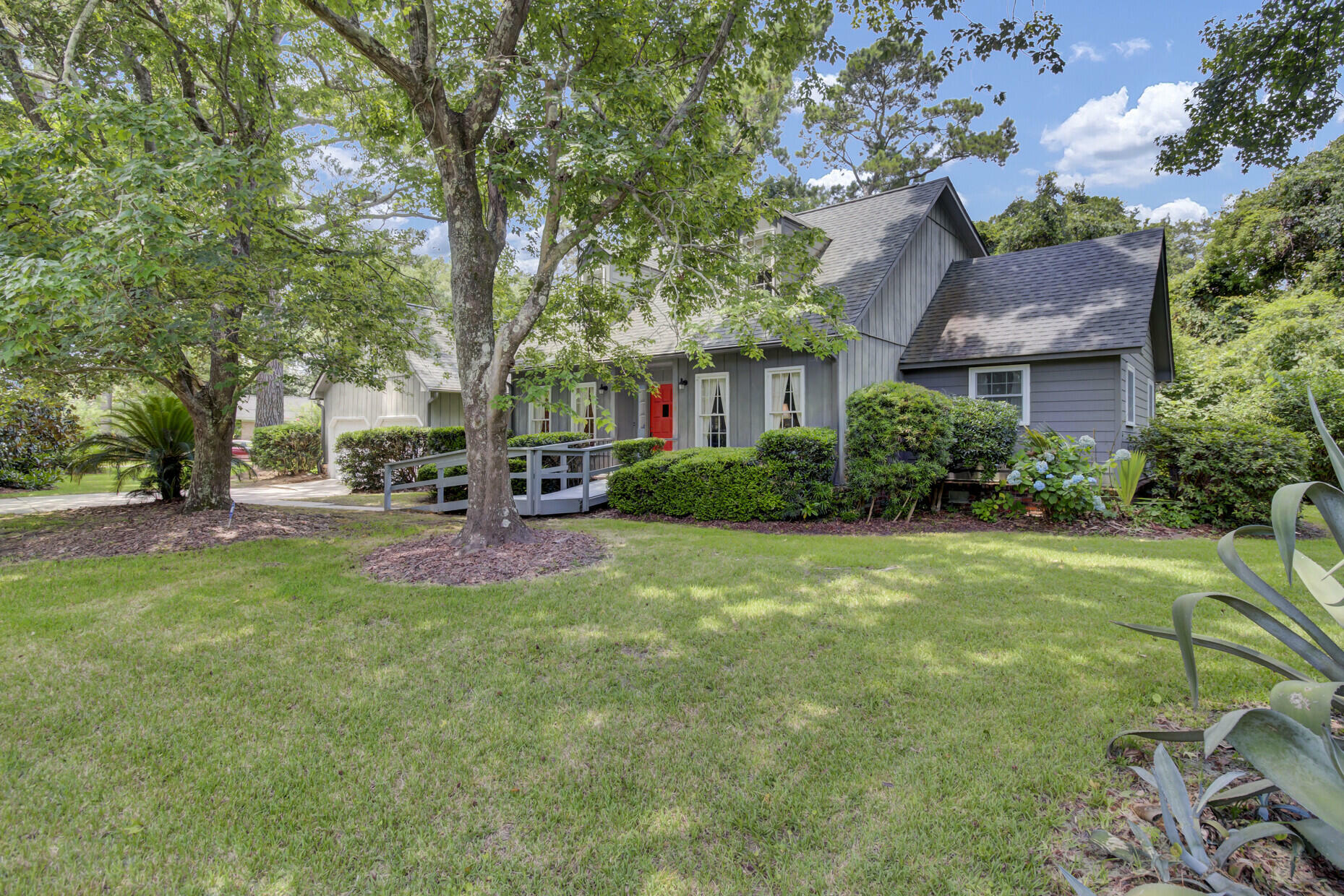 Property Photo:  1564 Boone Hall Drive  SC 29407 