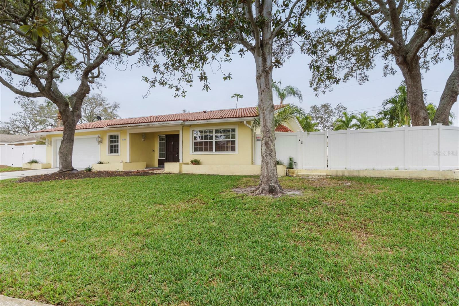 Property Photo:  14464 Oakglen Drive  FL 33774 