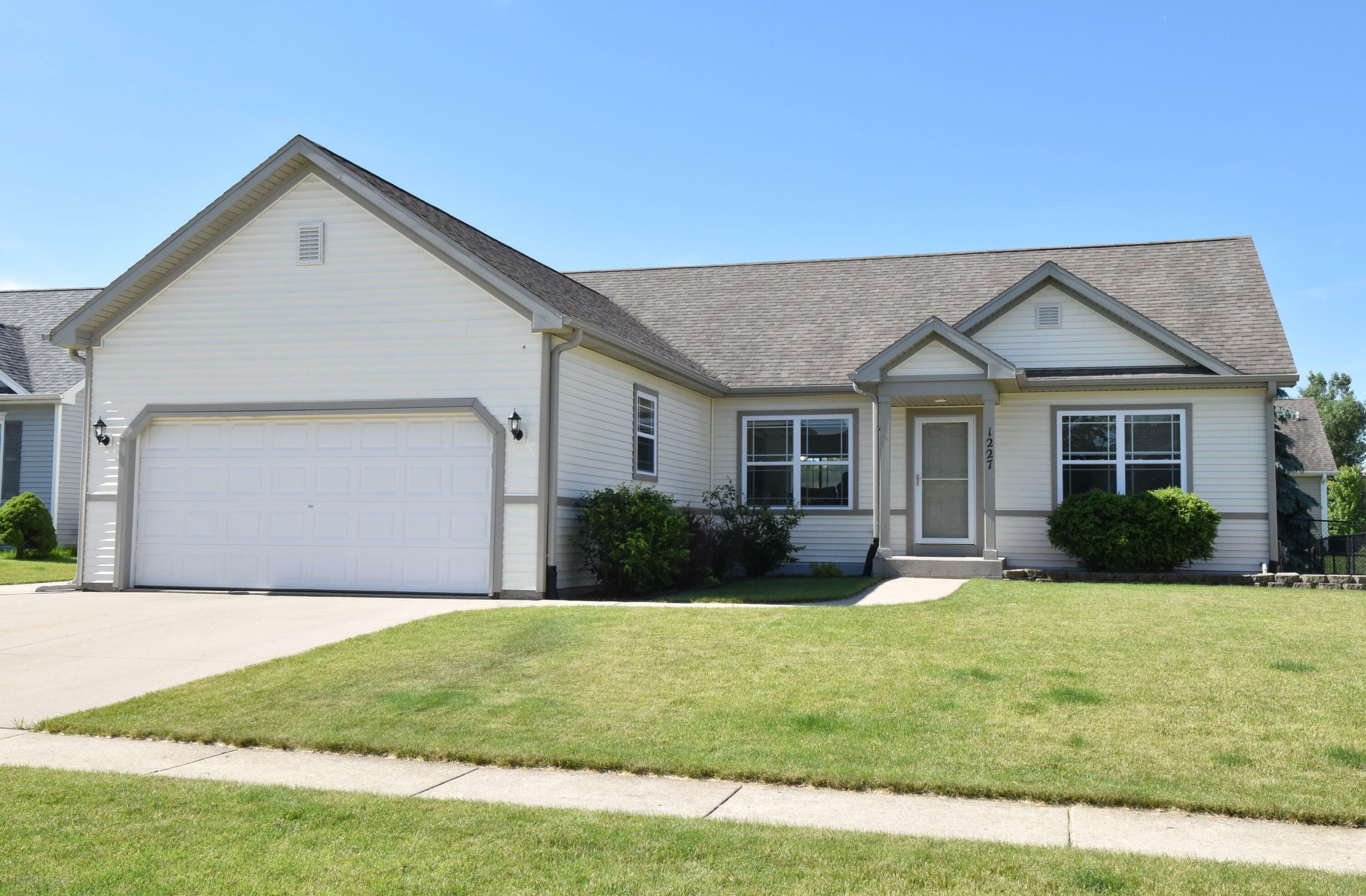 Property Photo: 1227 E Pinecrest Ln WI 53121
