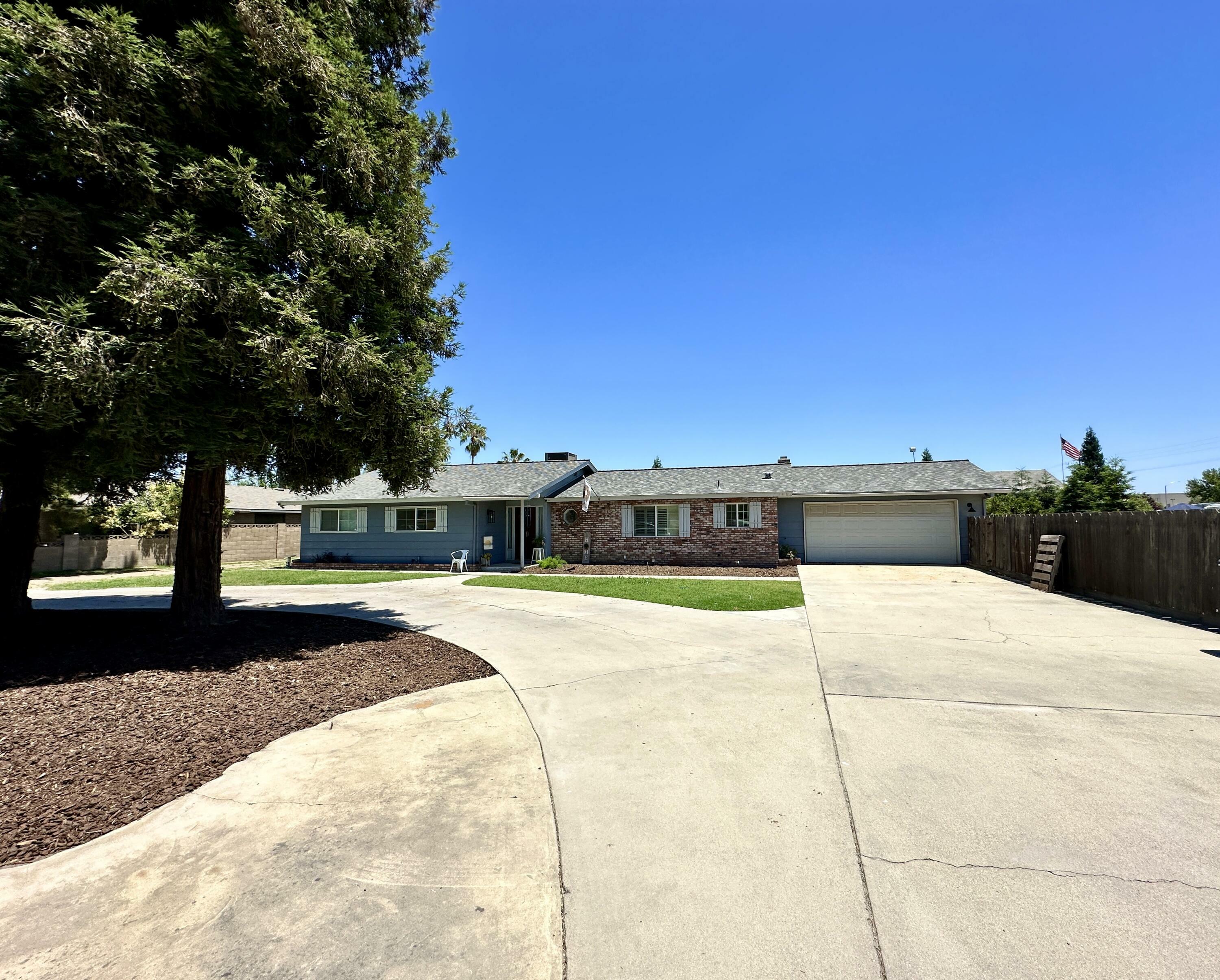 Property Photo:  5820 W Caldwell Avenue B  CA 93277 