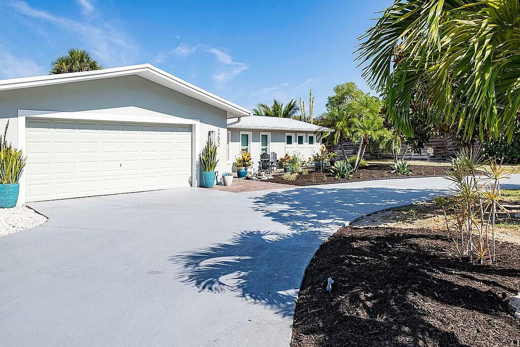 Property Photo:  1202 Pine Street  FL 32951 