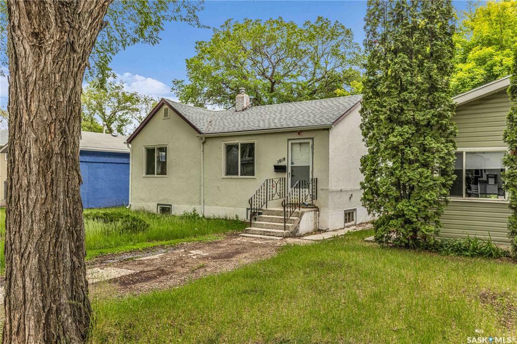 Property Photo:  1018 9th Street E  SK S7H 0N2 