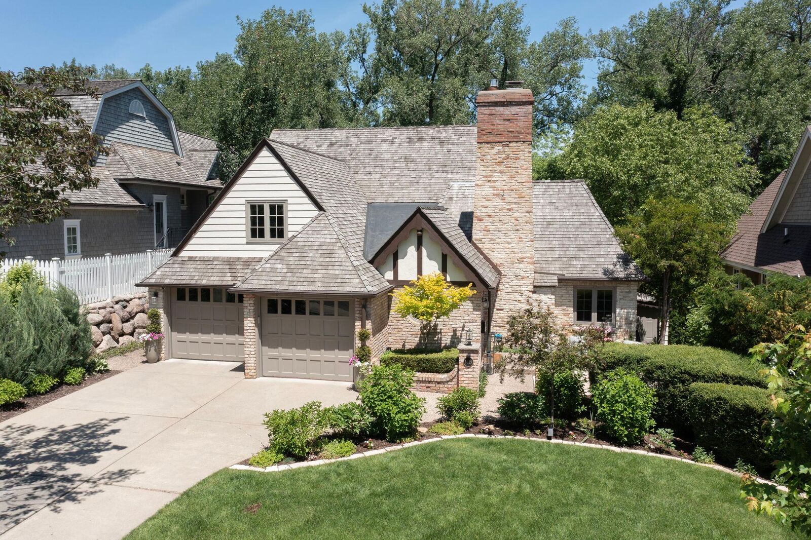 Property Photo: 5429 Woodcrest Drive MN 55424