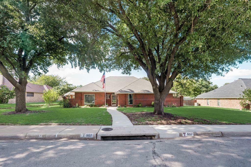 Property Photo:  907 Huntington Drive  TX 75137 