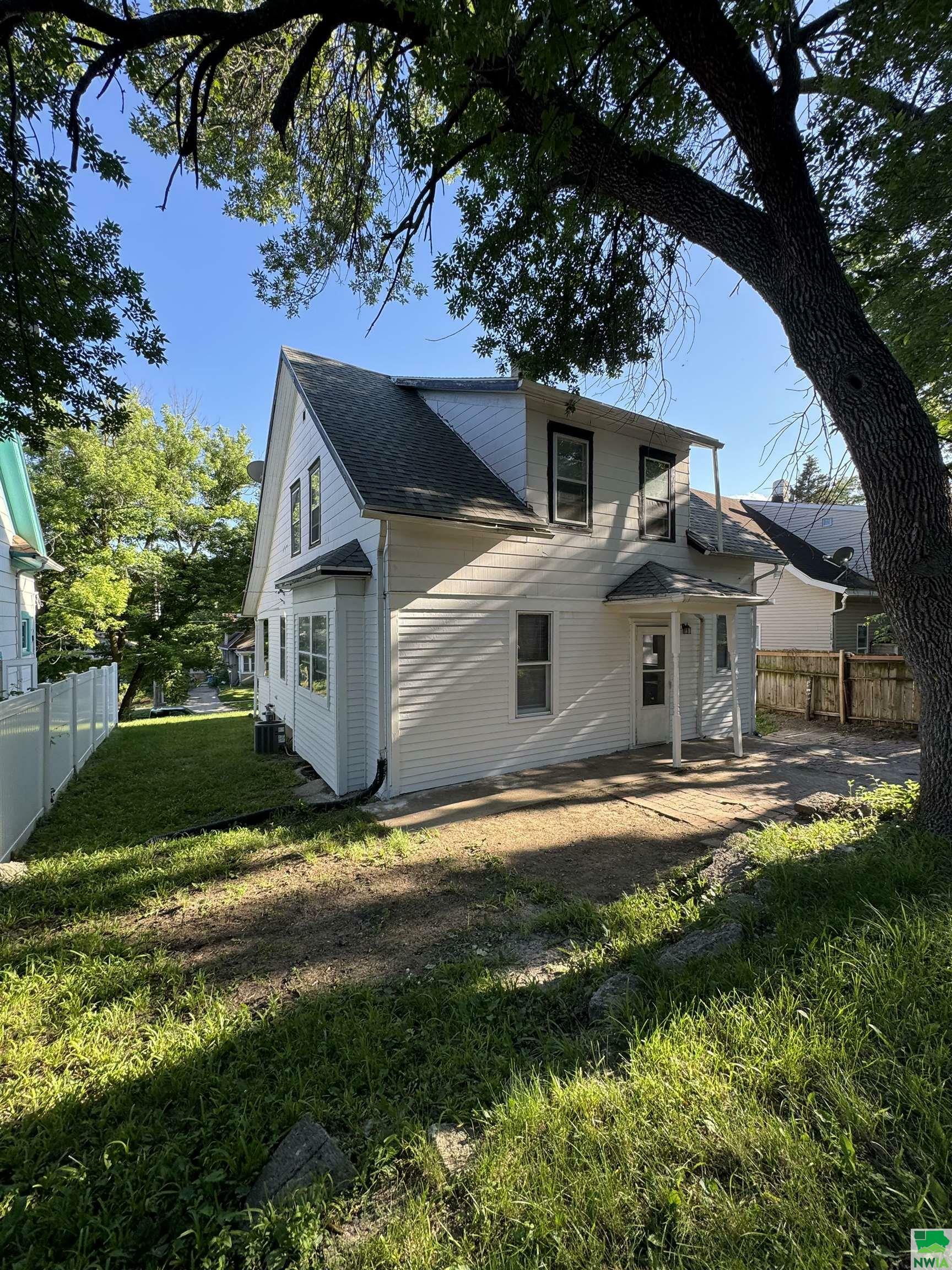 Property Photo:  1911 Villa Ave  IA 51103 