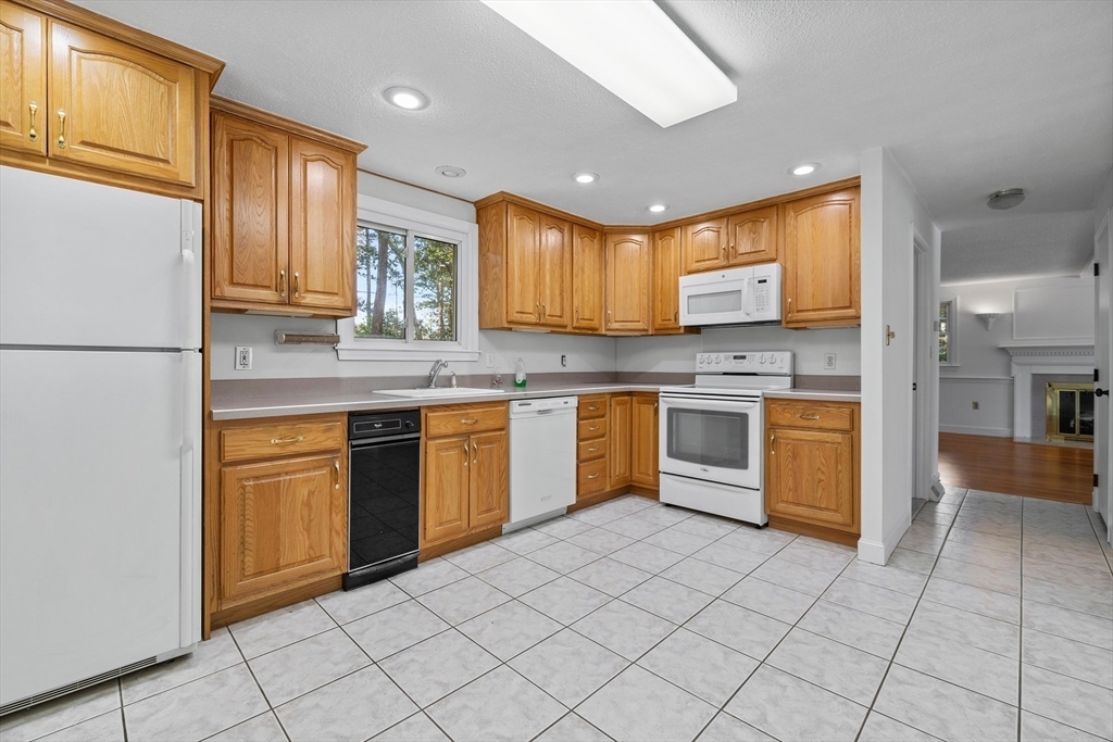 Property Photo:  71 Maureen Dr  MA 01876 