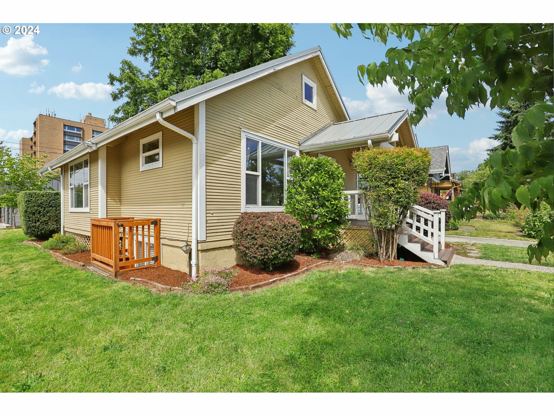 Property Photo:  214 W 23rd St  WA 98660 