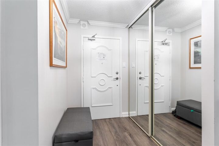 Photo de la propriété:  5280 Lakeshore Road 102  ON L7L 5R1 