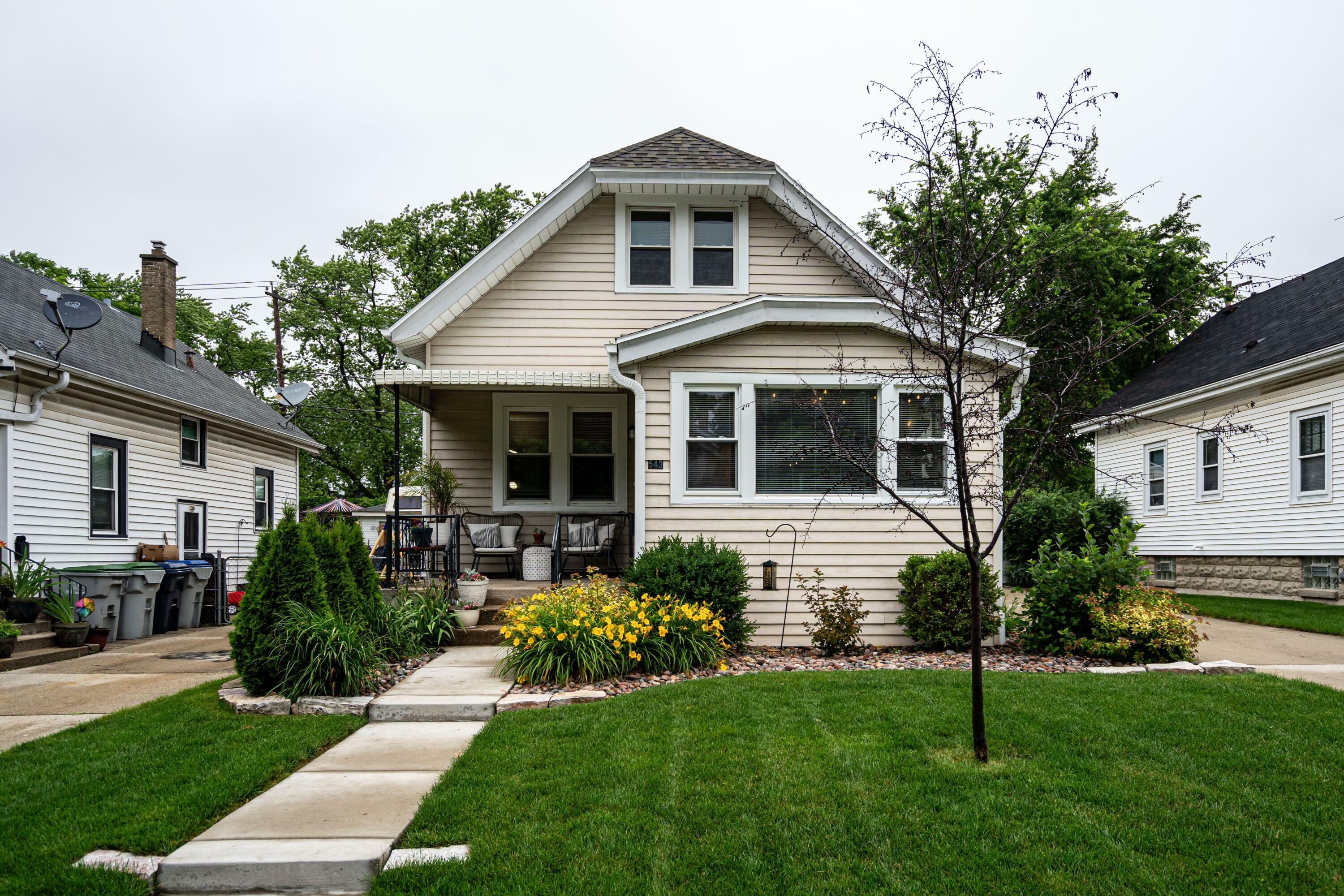 Property Photo:  543 S Oak Park Ct  WI 53214 