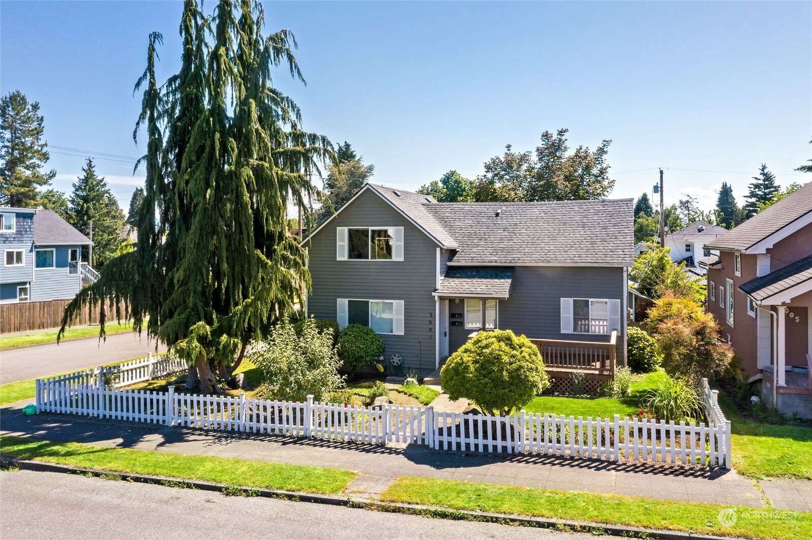 Property Photo:  2001 Rockefeller Avenue  WA 98201 