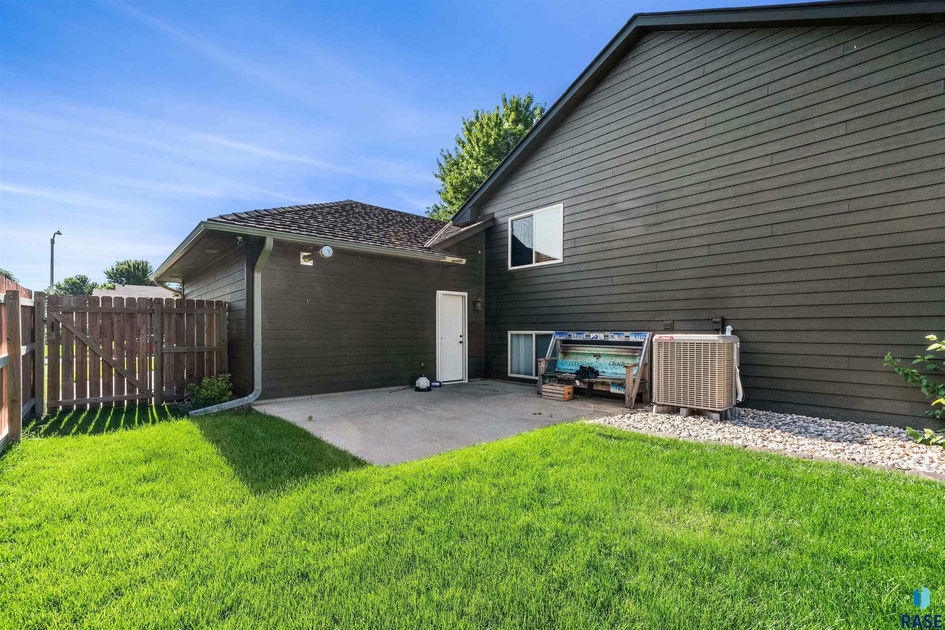 Property Photo:  1215 S Dundee Dr  SD 57106 