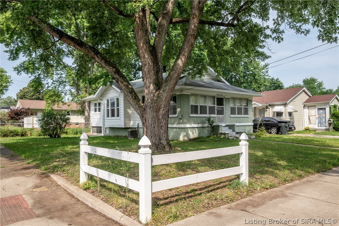 Property Photo:  1401 Indiana Avenue  IN 47150 