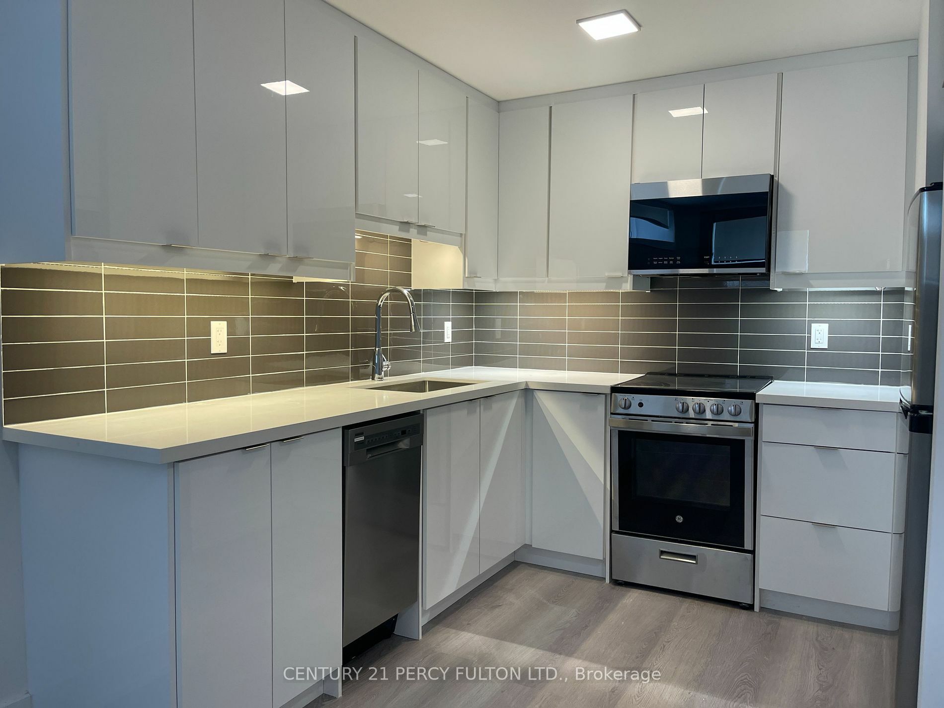 Property Photo:  18 Cavell Avenue 8  ON M8V 1P2 