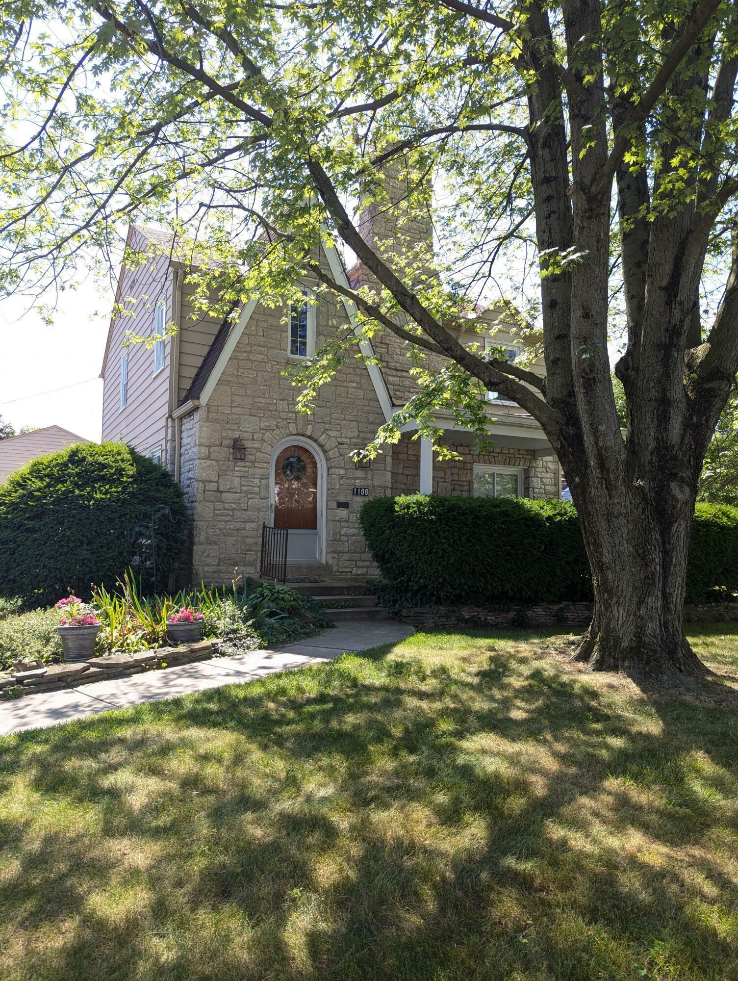 Property Photo:  1106 Grandview Avenue  OH 43212 