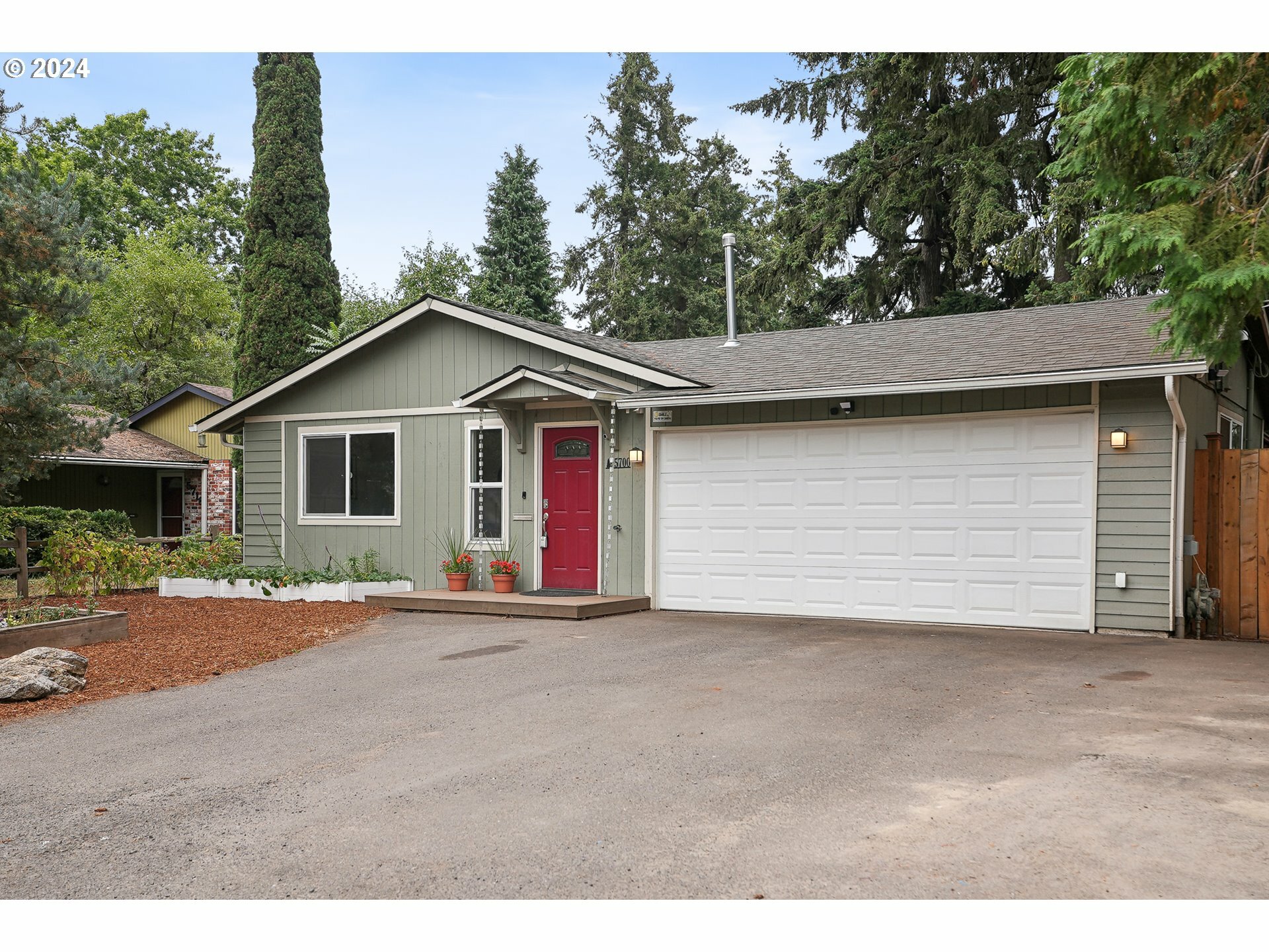 Property Photo:  5700 SE Tenino St  OR 97206 