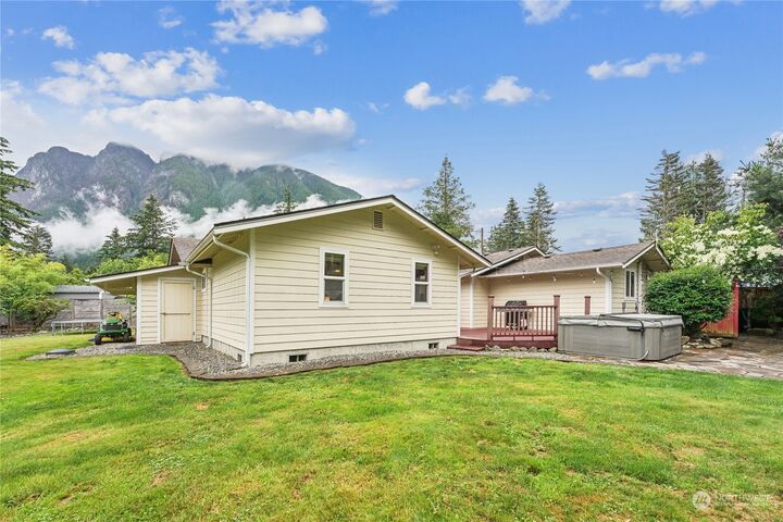 Property Photo:  433 Taylor Place NE  WA 98045 