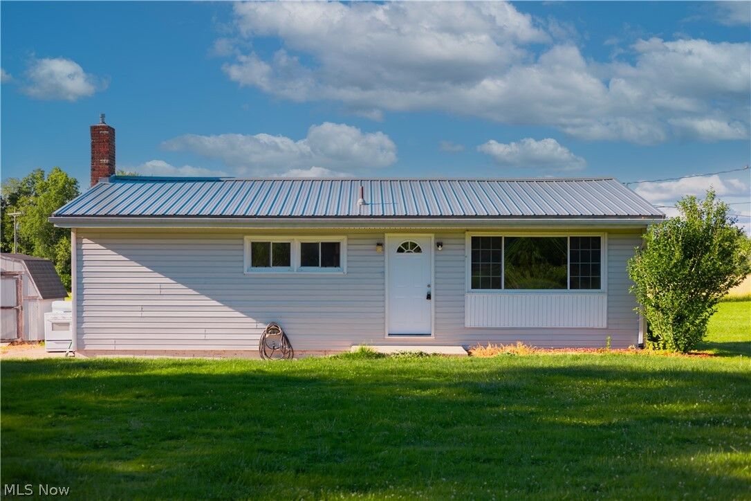 Property Photo: 3698 Smith Stewart Road SE OH 44446