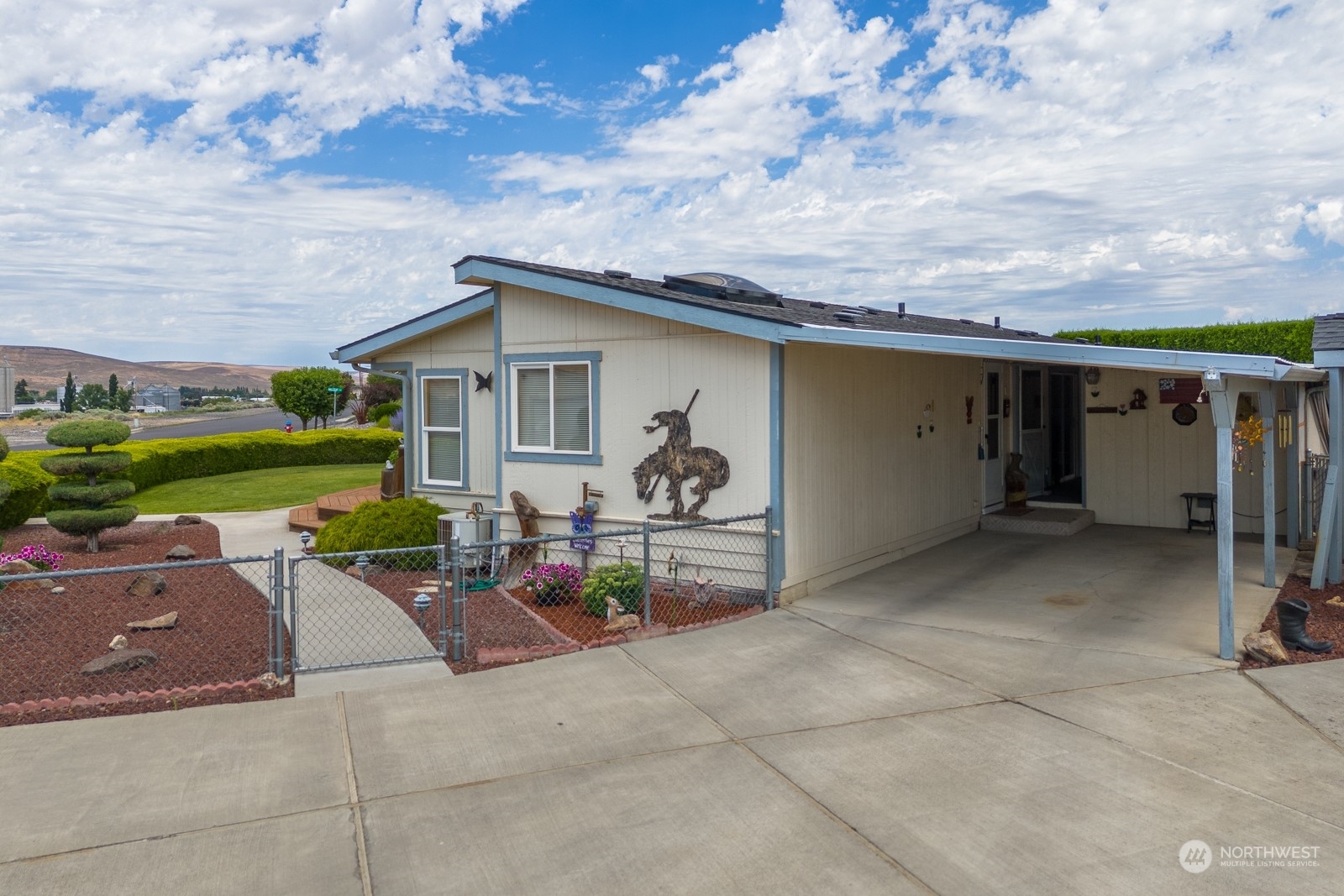 Property Photo:  414 Hilltop Circle SE  WA 98823 