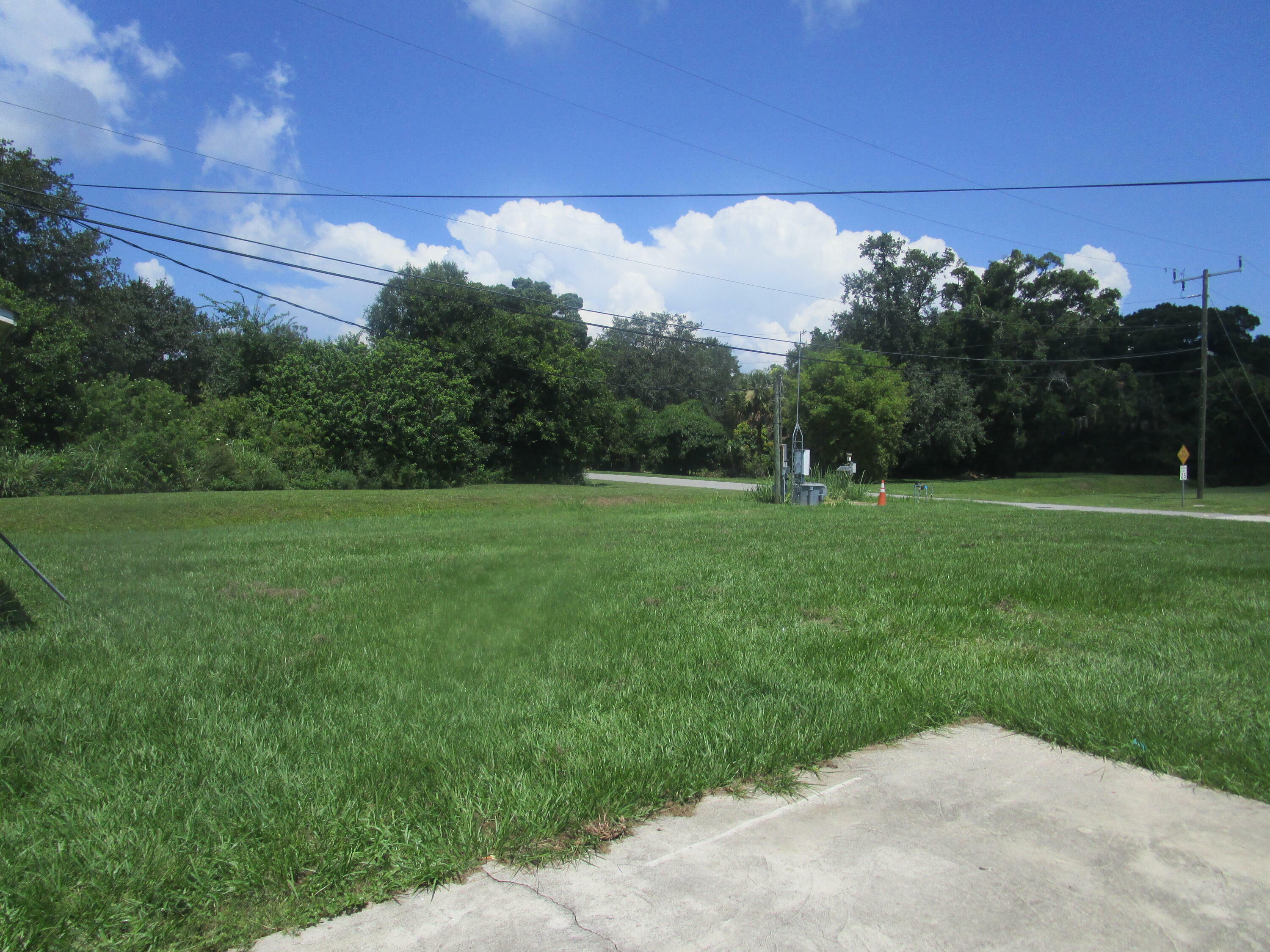 Property Photo:  1218 Crescent Drive  FL 32796 