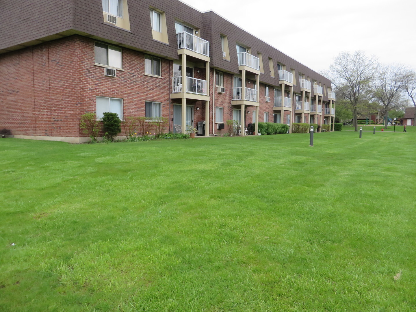 Property Photo: 4 Villa Verde Drive 109 IL 60089