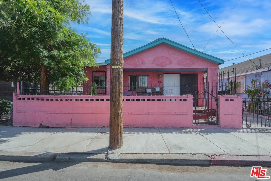 Property Photo:  1619  W 14th St  CA 90015 