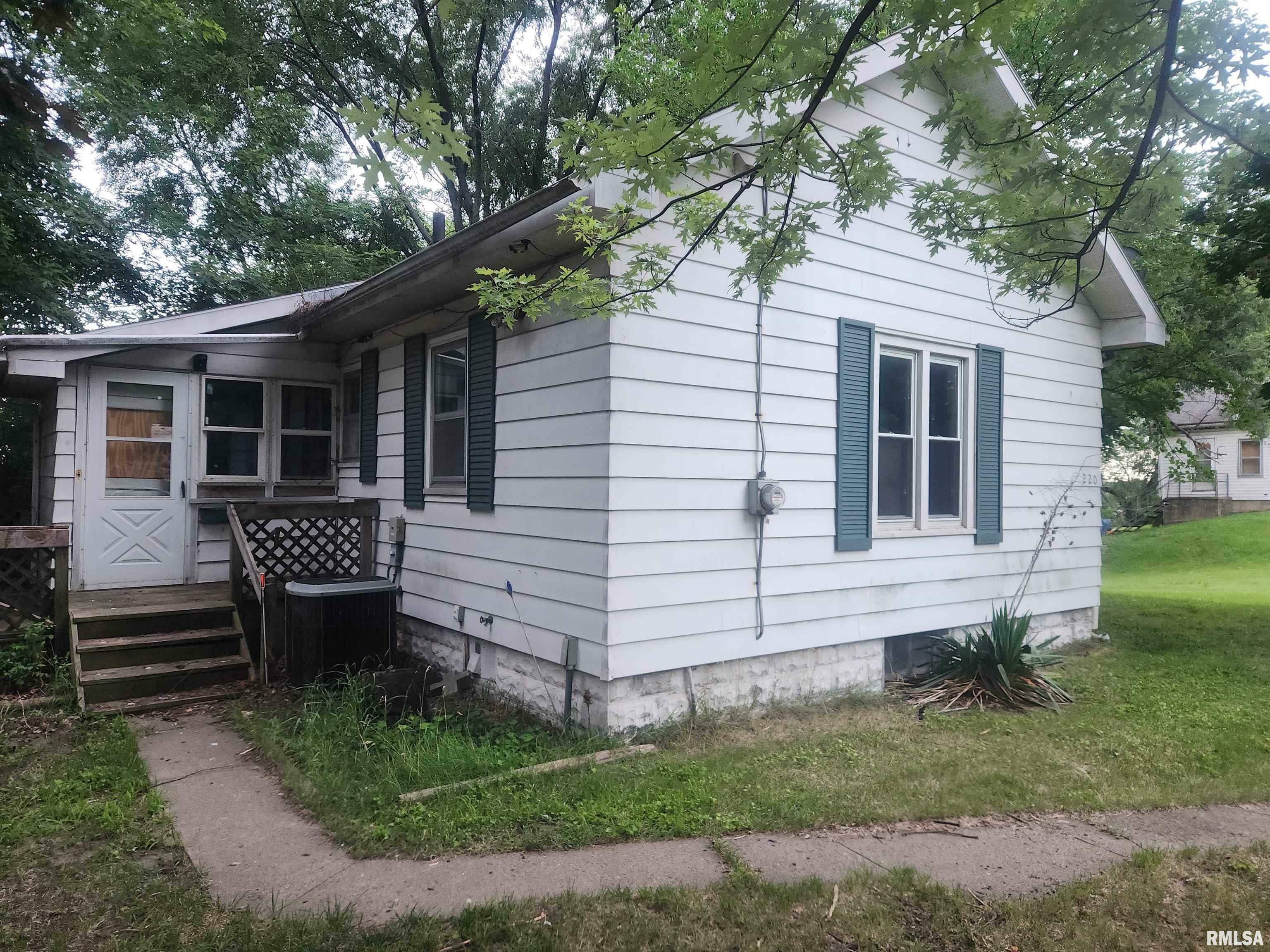 Property Photo:  220 25th Place  IA 52732 