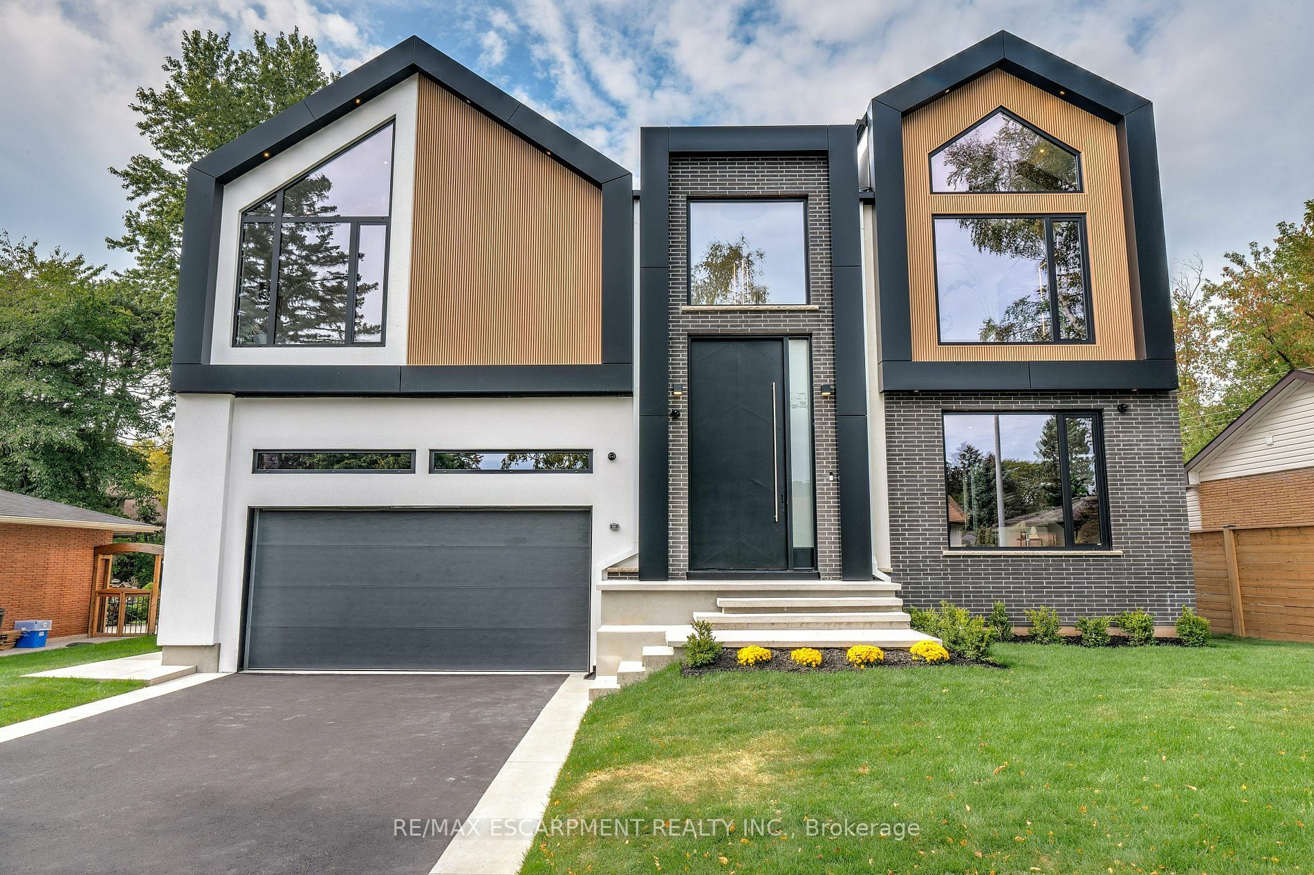 Property Photo:  298 Strathcona Dr  ON L7L 2E1 