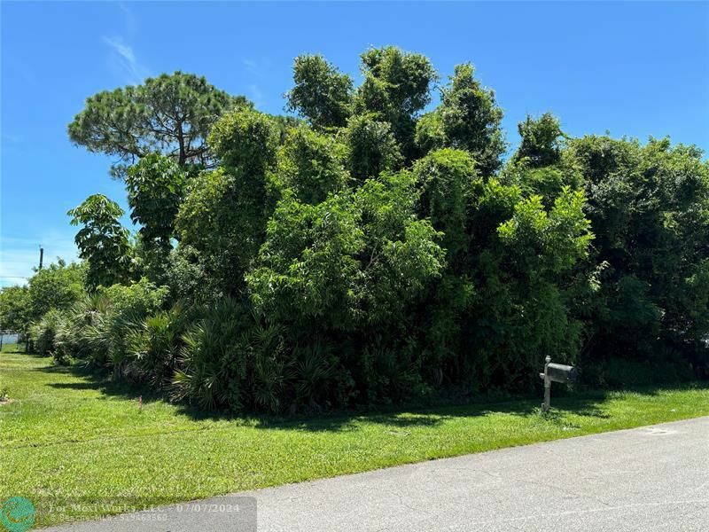 Property Photo:  1641 SE Mansfield St  FL 34952 