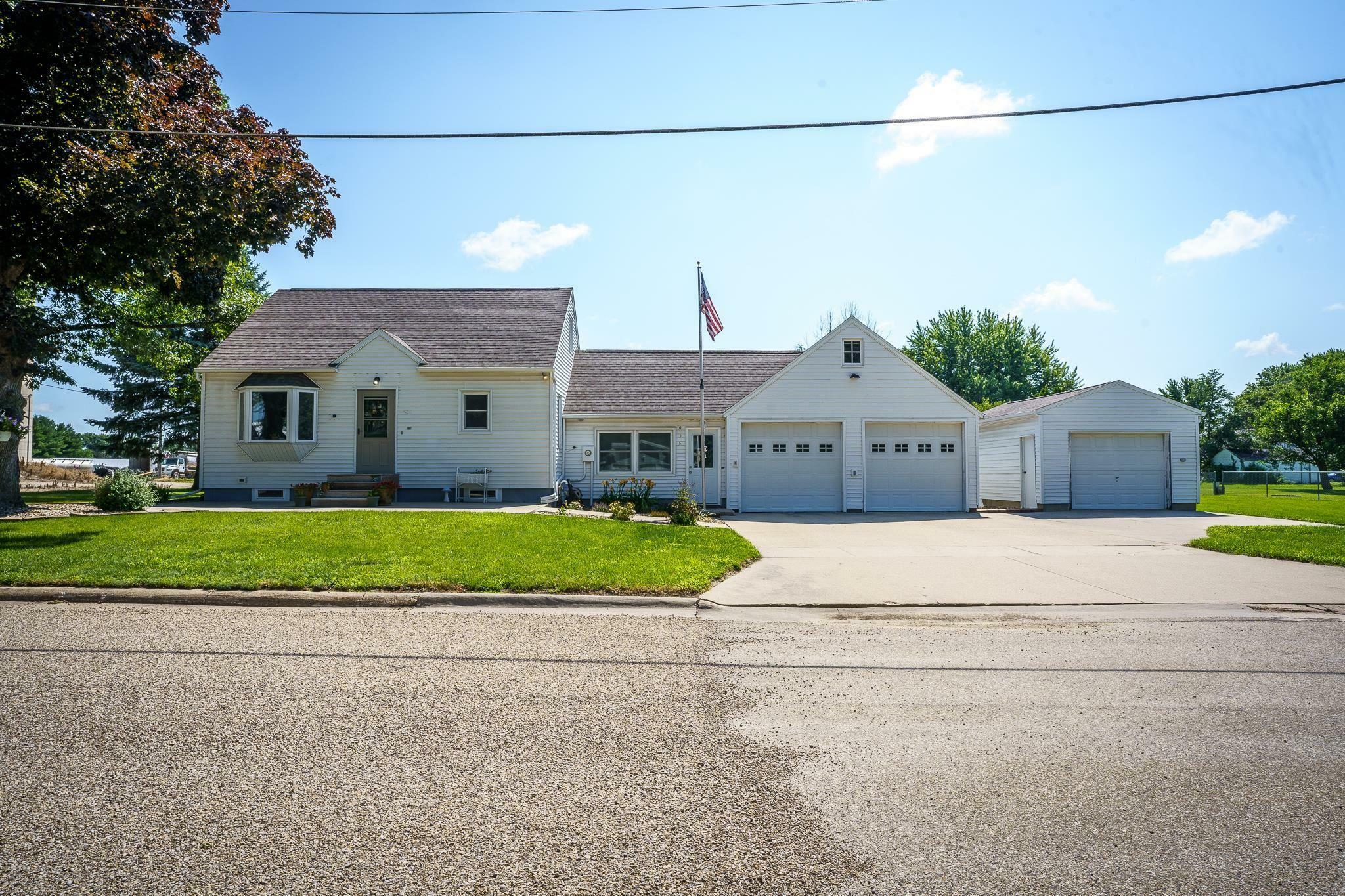 Property Photo:  915 9th Street  IA 50648 