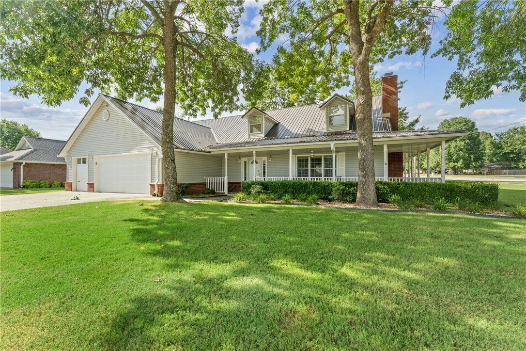 Property Photo:  100 W Henson Avenue  AR 72764 