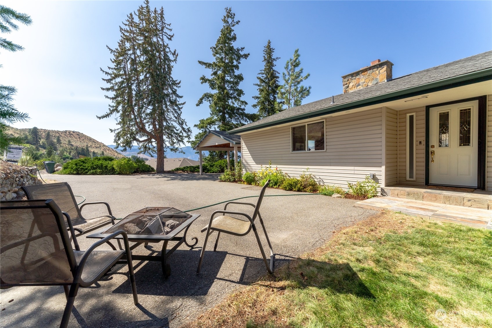 Property Photo:  2127 W High Street  WA 98816 