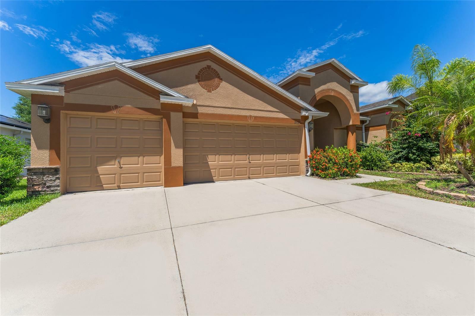 Property Photo:  2637 Yukon Cliff Drive  FL 33570 