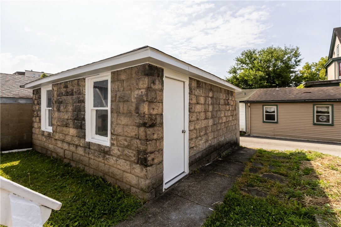 Property Photo:  429 Eleanor St  PA 15140 