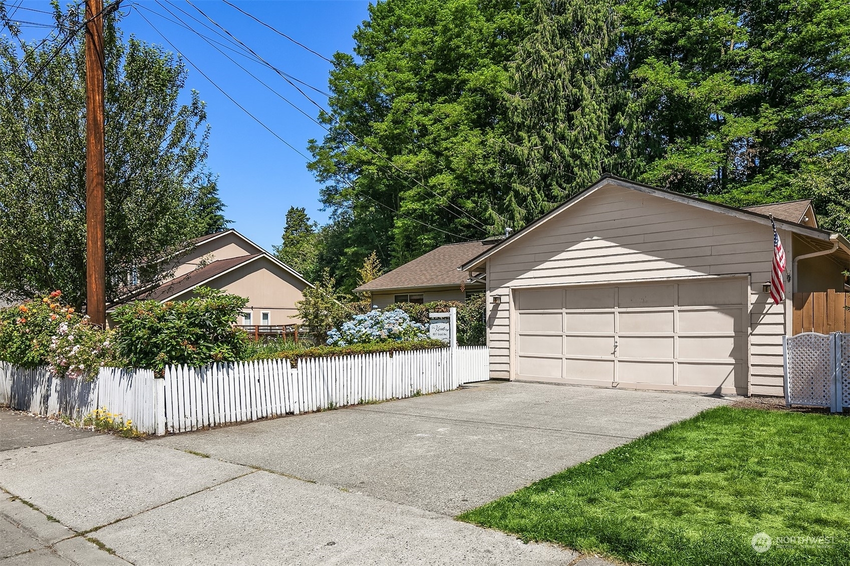 Property Photo:  4017 Grand Avenue  WA 98201 