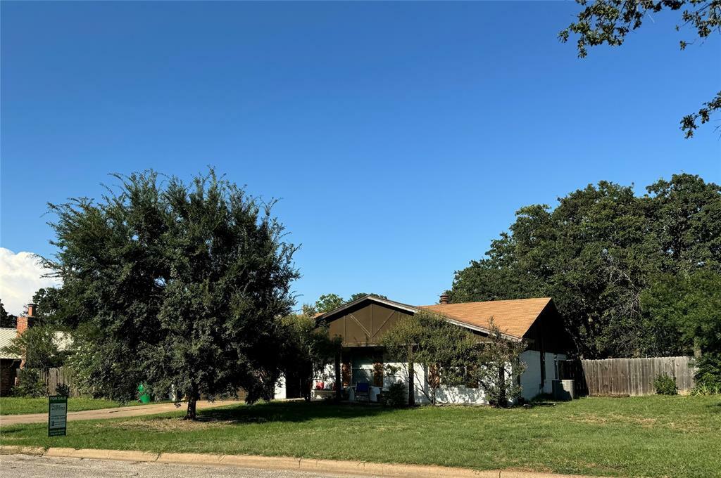 Property Photo:  404 Briarwood Drive  TX 76448 