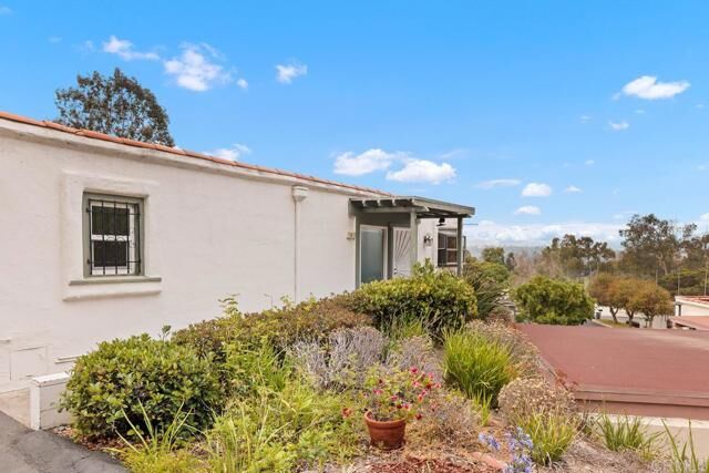Property Photo:  3621 Vista Campana # 3  CA 92057 