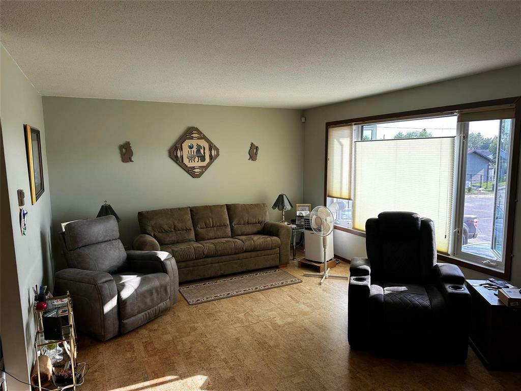 Property Photo:  321 Prince Charles Place  MB R8A 1R3 