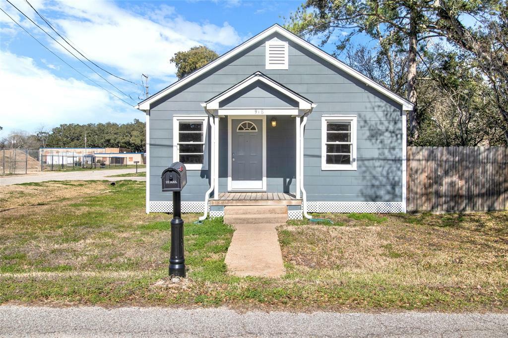 Property Photo:  918 W Lang Street  TX 77511 