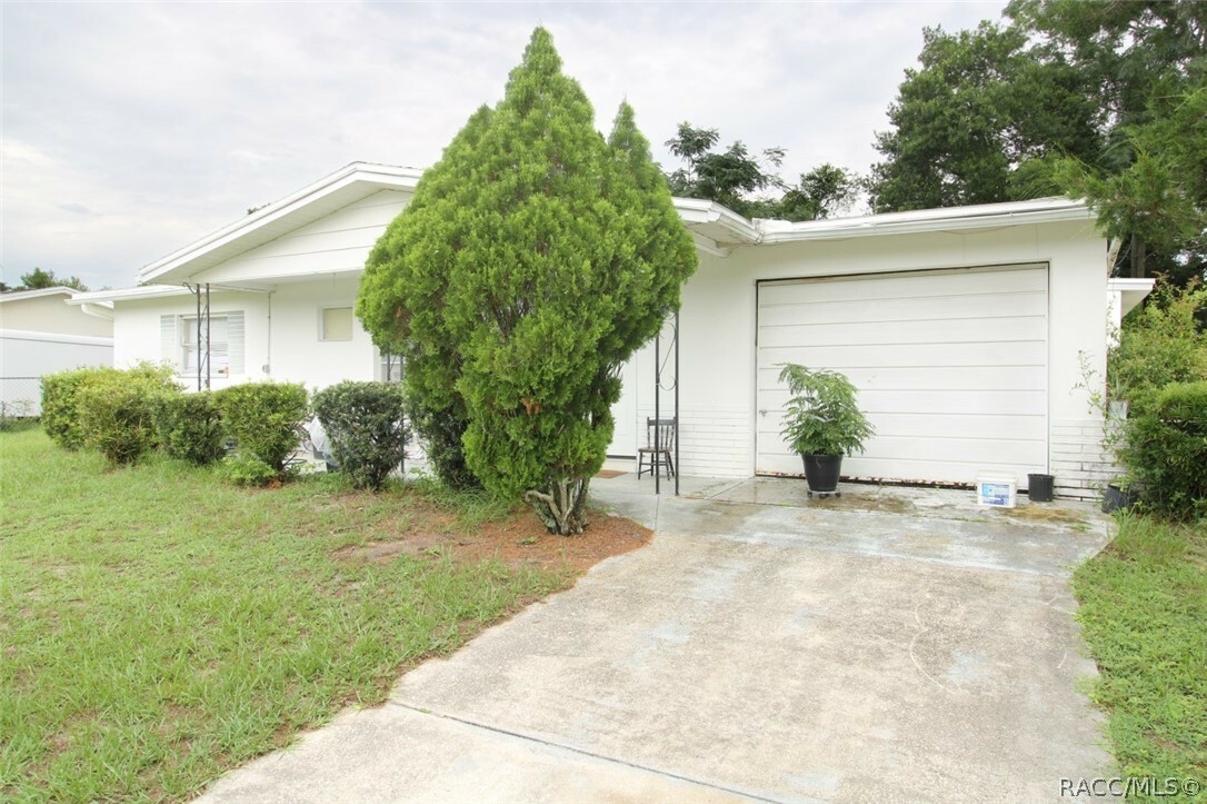 Property Photo:  4 S Harrison Street  FL 34465 