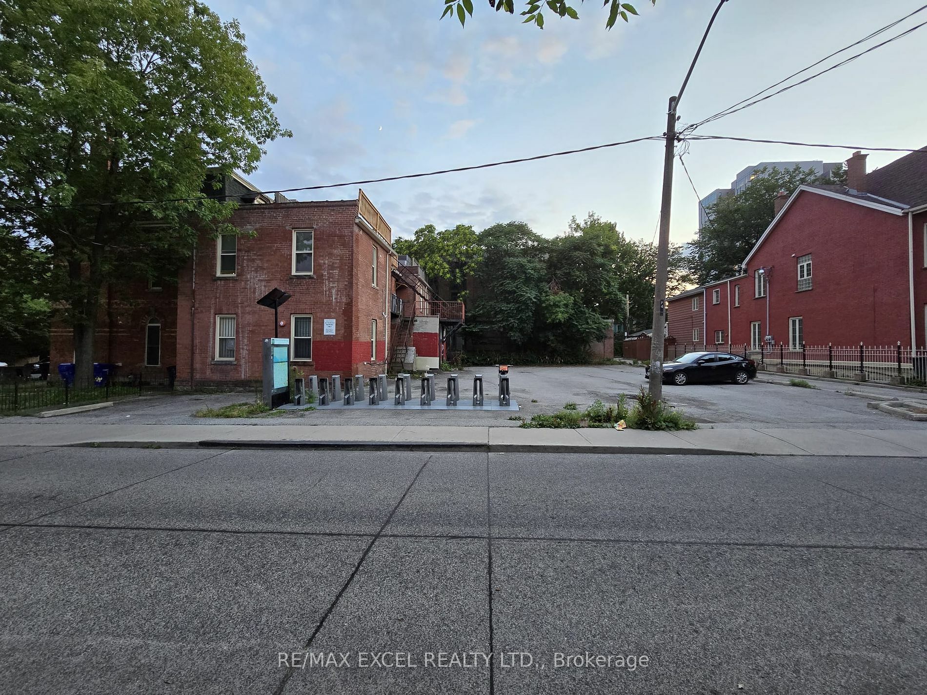 Photo de la propriété:  28 Cecil St  ON M5T 1N3 