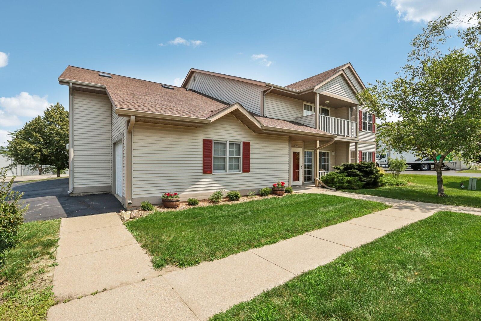 Property Photo:  289 Bur Oak Ln  WI 53024 