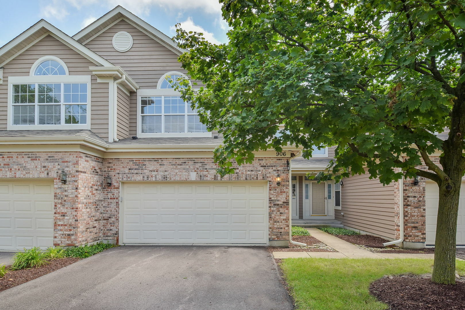 Property Photo:  906 Havenshire Court  IL 60565 