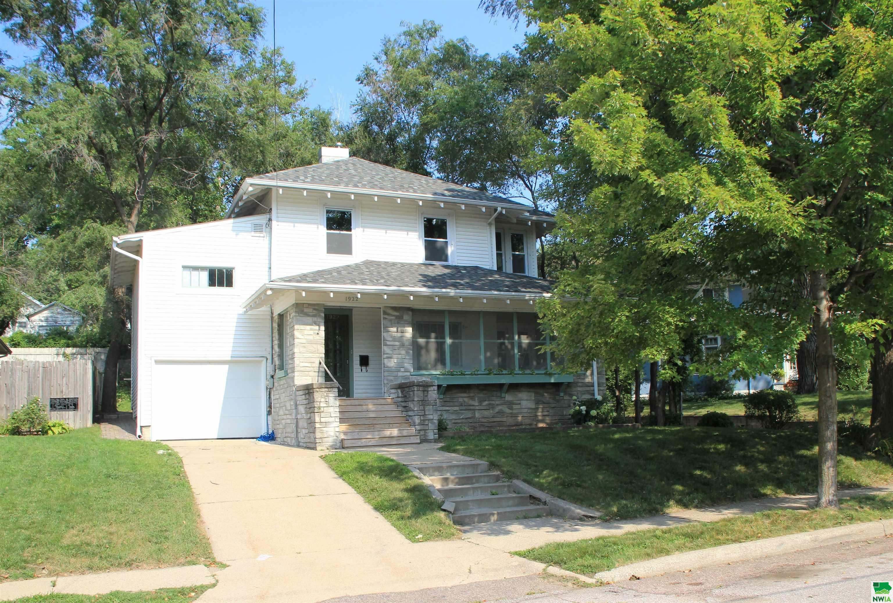 Property Photo:  1922 Heights  IA 51104 