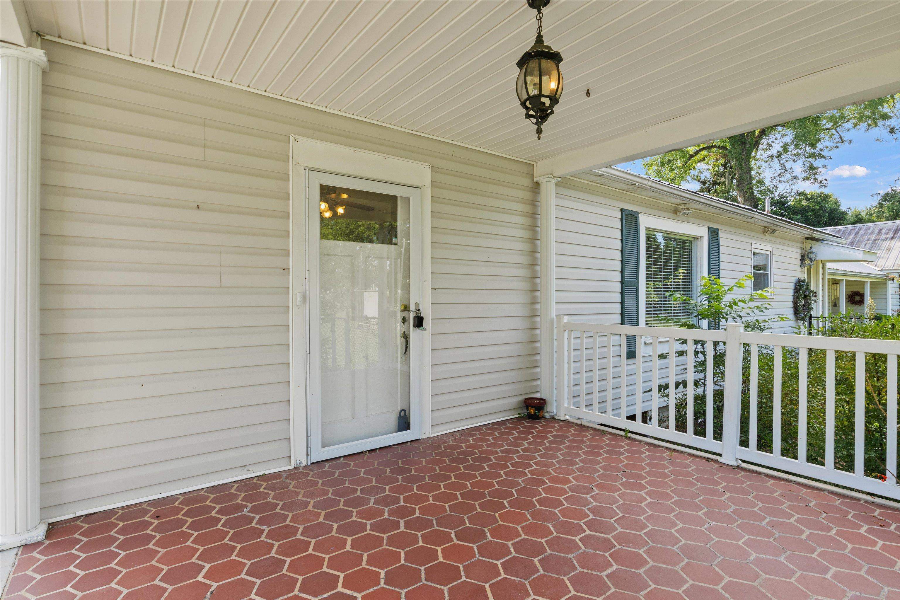 Property Photo:  1105 W Franklin Street  FL 32351 