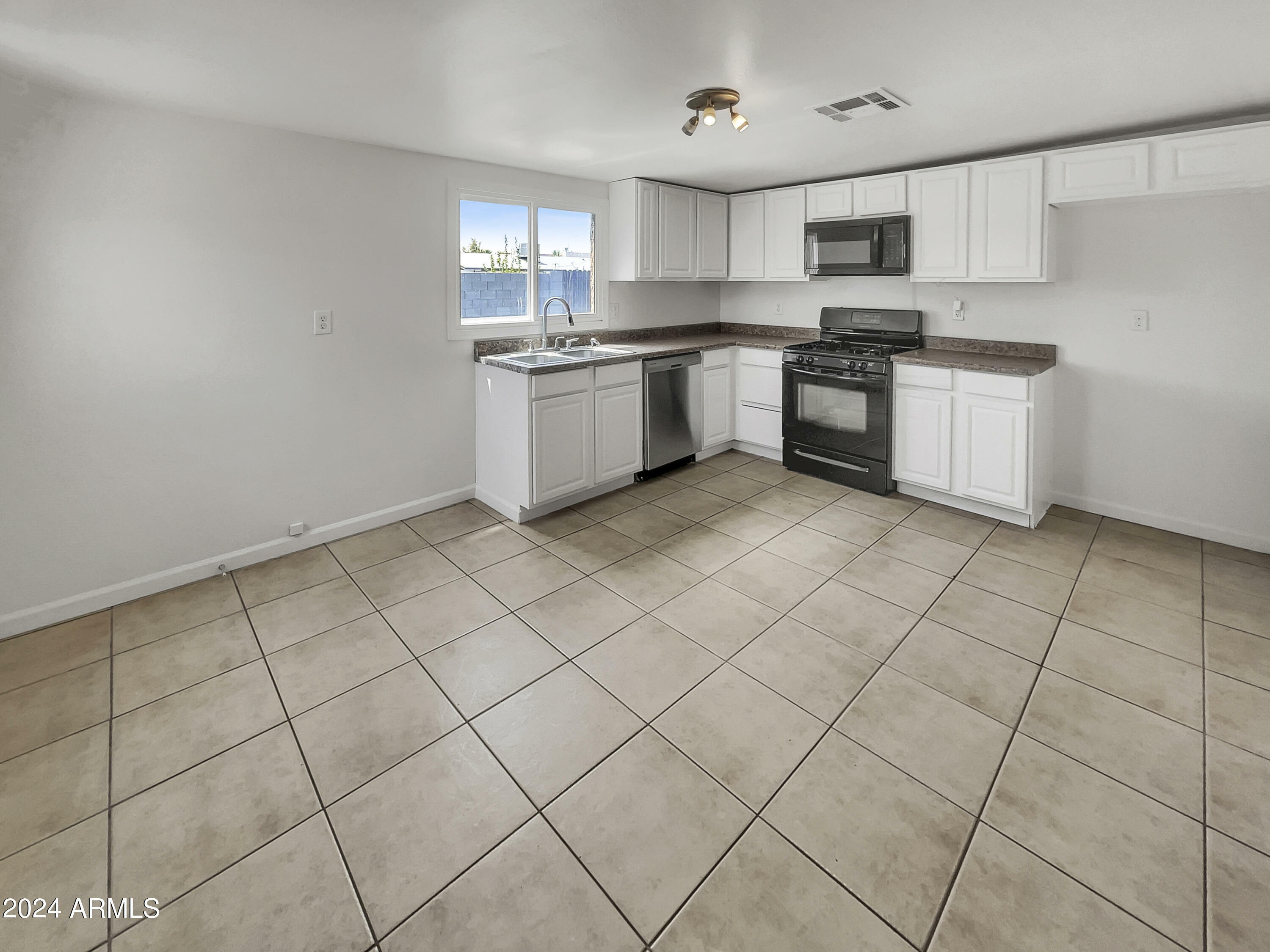 Property Photo:  1118 N Harold Street  AZ 85288 