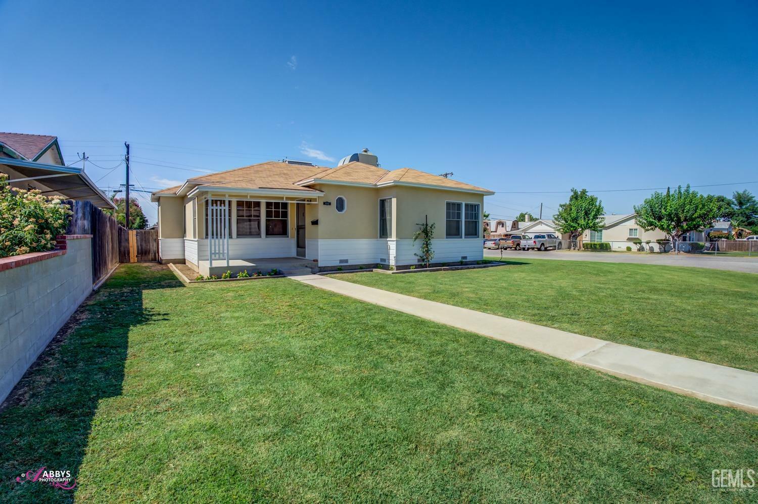 Property Photo:  525 Linda Vista Drive  CA 93308 