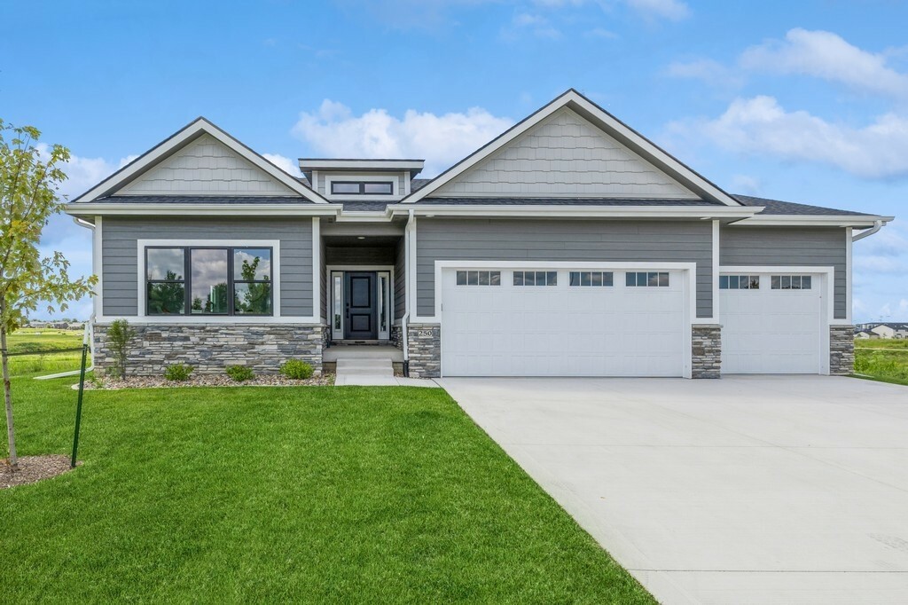 Property Photo:  250 NW Woodmoor Drive  IA 50263 