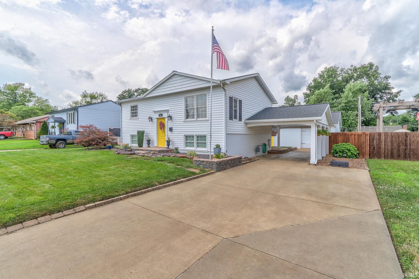 Property Photo:  901 Old Post Road  IN 47710-4341 